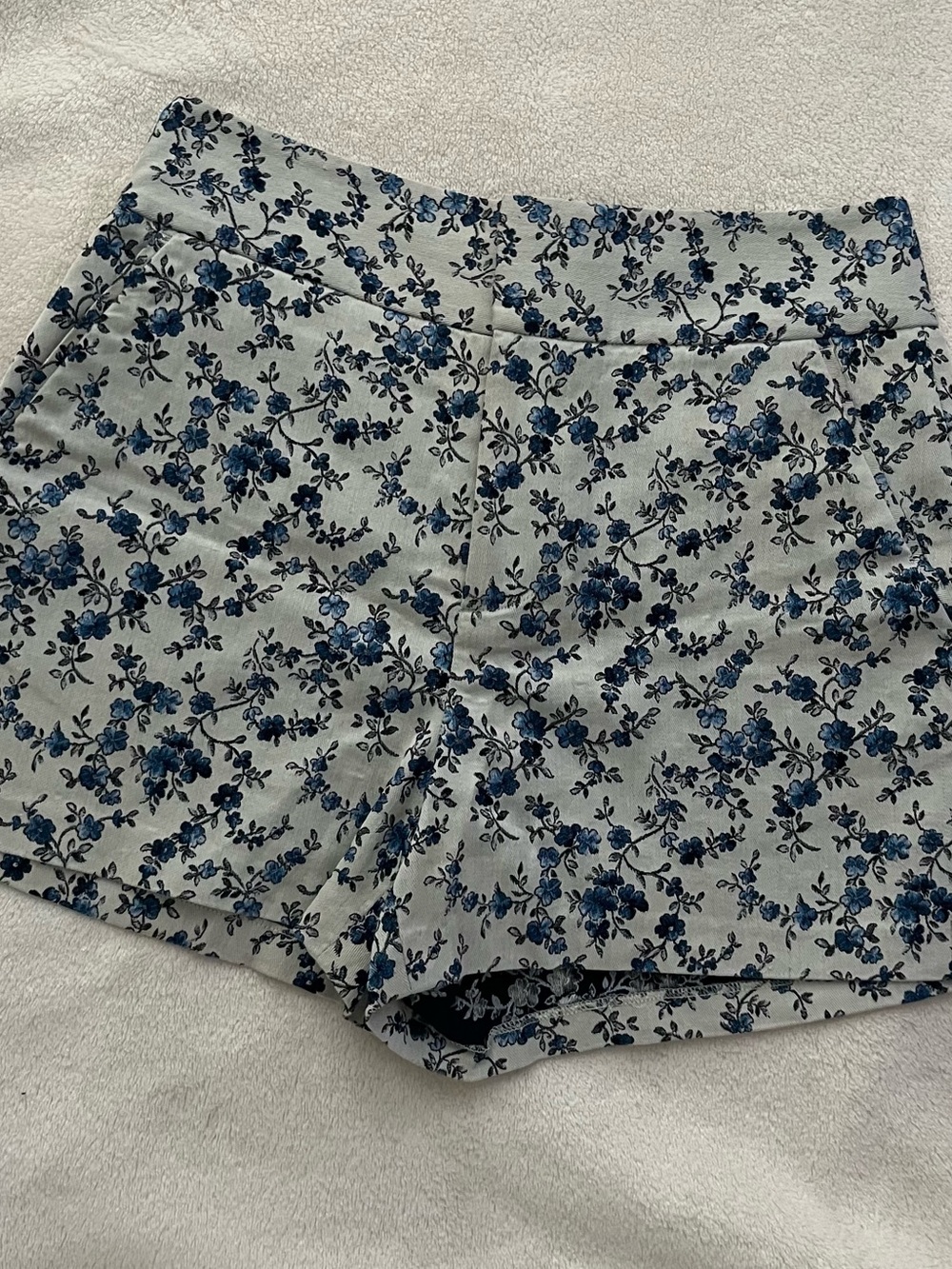Alice + Olivia High-Waist Blue Floral Women’s Shorts - Picture 3 of 10